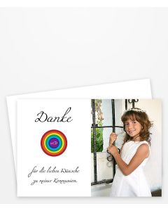 Dankeskarten und Danksagungen zur Kommunion. Kommunionskarte mit einem Kreis aus Regenbogenfarben und Fisch. weiß