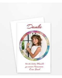 Dankeskarten und Danksagungen zur Kommunion. Kommunionskarte mit einem Kreis aus Regenbogenfarben und einem Fotos weiß