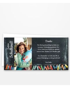 Dankeskarte mit nostalgischem Tafelhintergrund und bunter Kreide und Stiften.