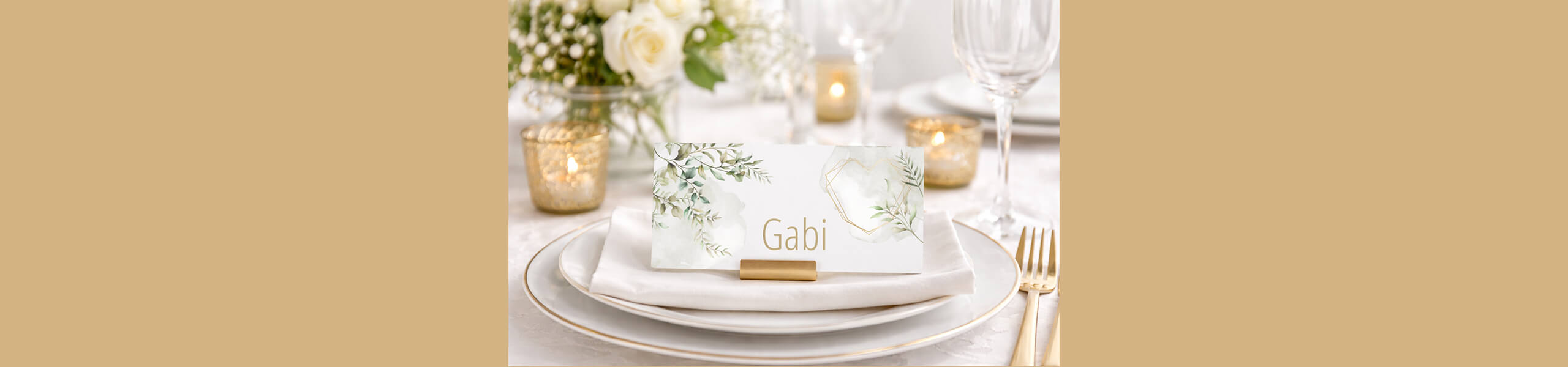 Tischkarte zur goldenen Hochzeit auf gedecktem Tisch mit Kerzen und Blumen