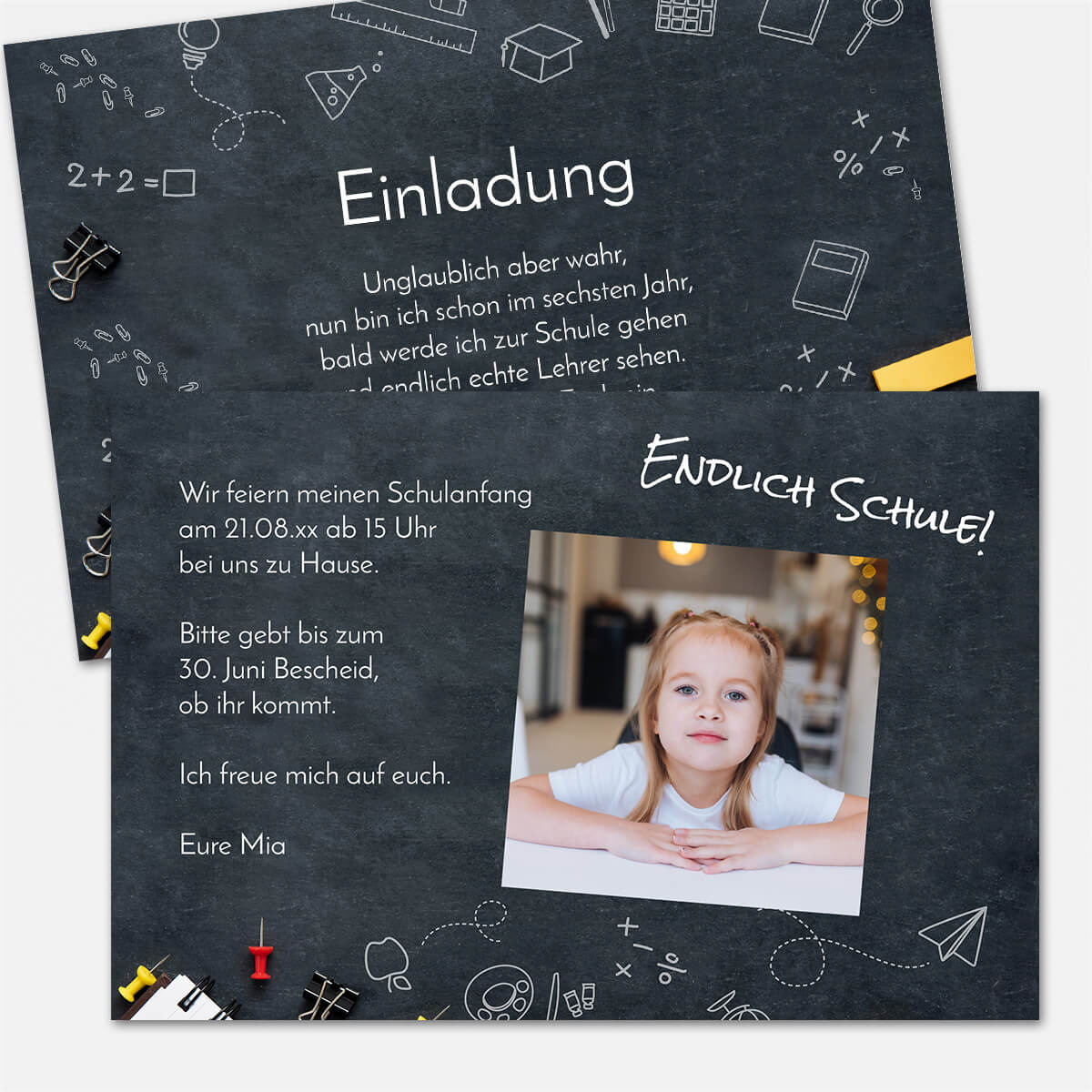 Einladung zur Einschulung mit Tafelhintergrund und Schreibutensilien