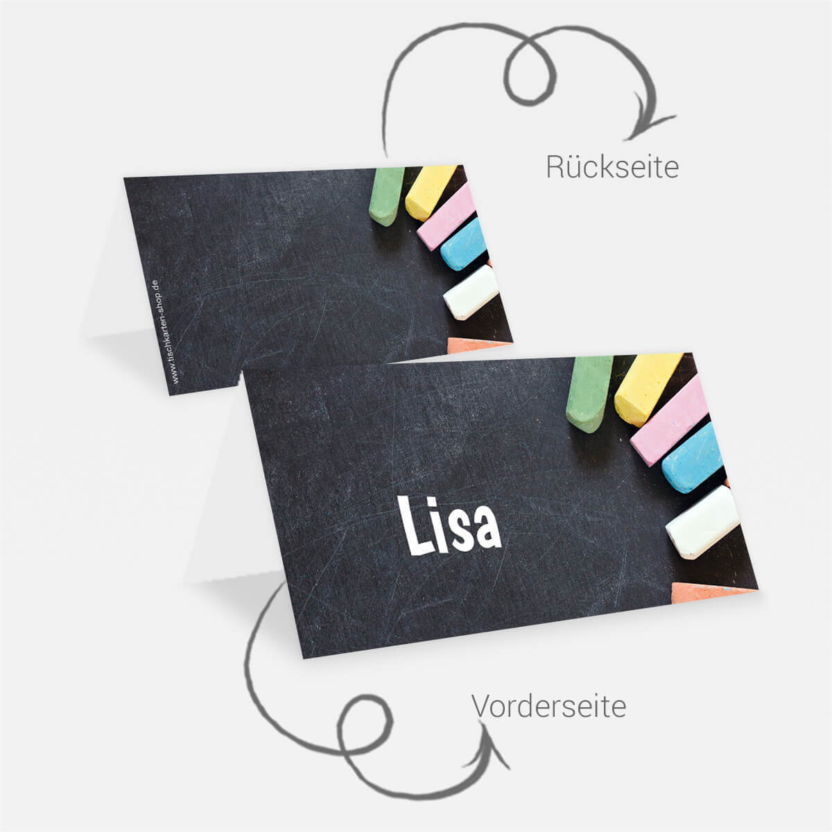 Tischkarte für den Schulanfang mit Tafelhintergrund und Kreide