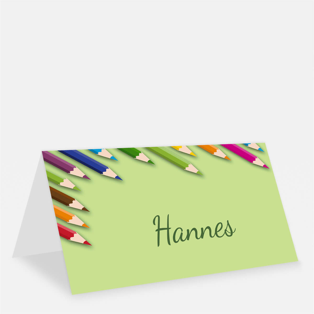 Tischkarte Einschulung grüner Hintergrund mit bunten Buntstiften