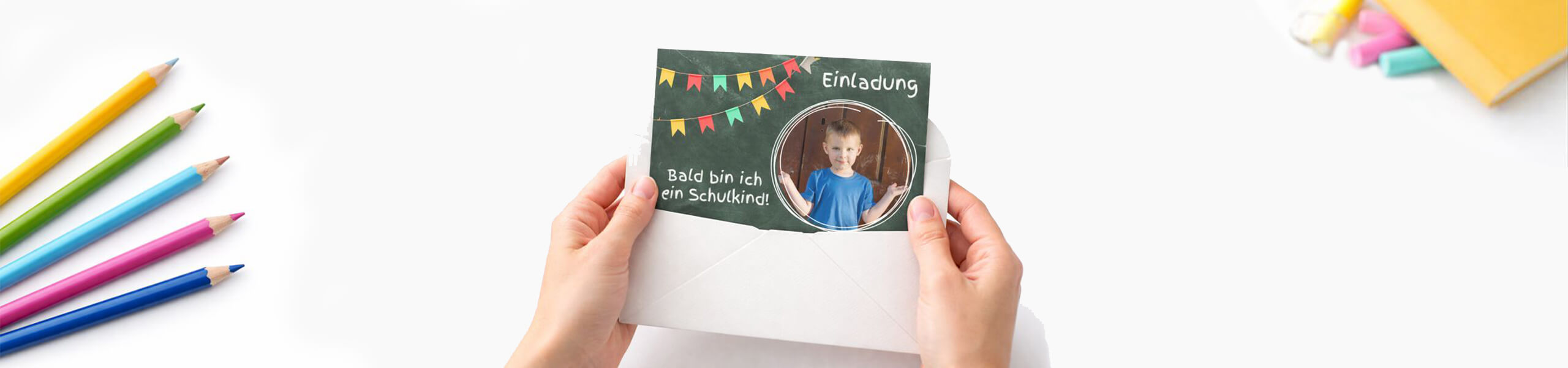 Einladungeskarten zum Schulanfang und Einschulung im Tafeld-Design mit bunten Wimpeln