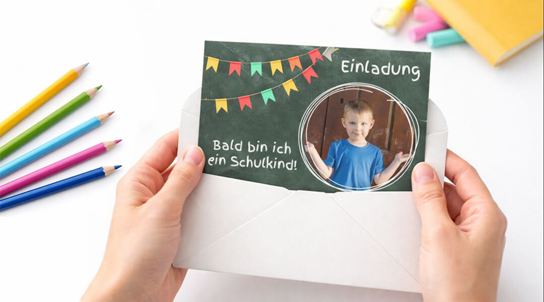 Einladungeskarten zum Schulanfang und Einschulung im Tafeld-Design mit bunten Wimpeln