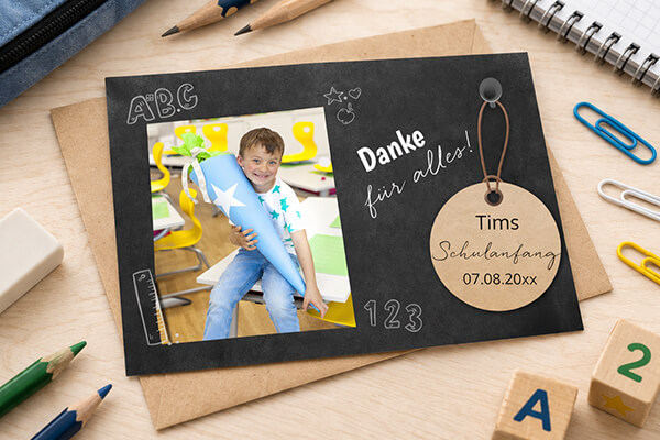 Dankeskarte zum Schulanfang liegt auf dem Tisch
