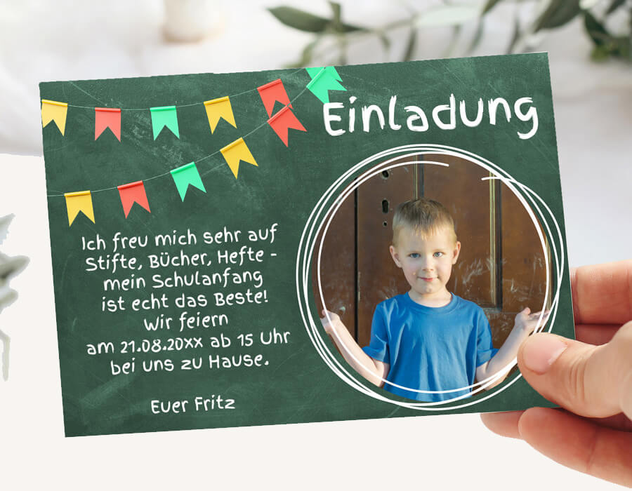Einladungskarten zum Schulanfang im Tafeldesign mit bunten Wimpeln