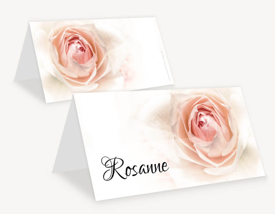 Tischkarten mit Rosenblüten