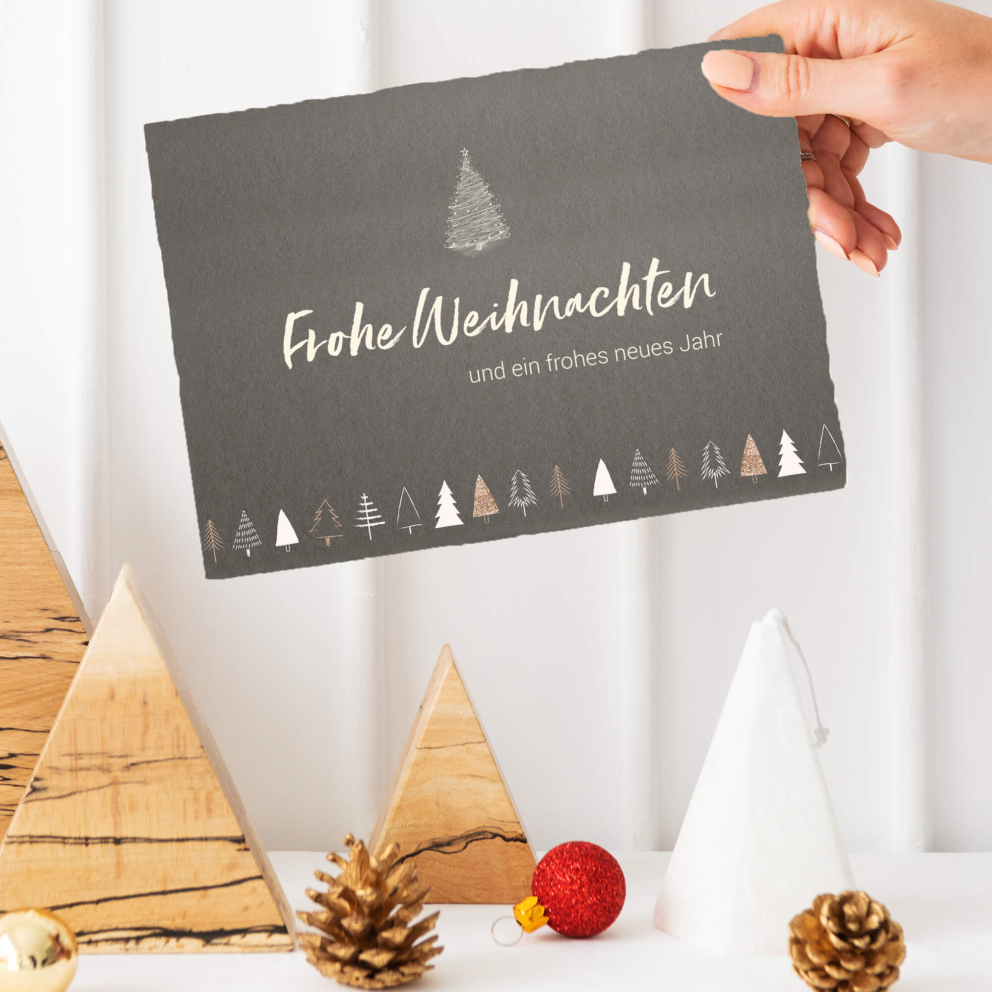 Weihnachtskarte mit grafischen weihnachtsbäumen