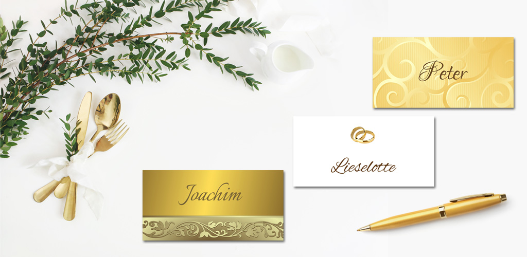 Tisch mit goldenem Besteck, Tischkarten und goldenem Stift