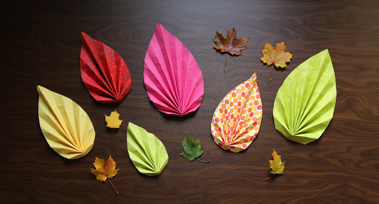 Servietten falten viele Blätter aus verschiedenfarbigen Servietten