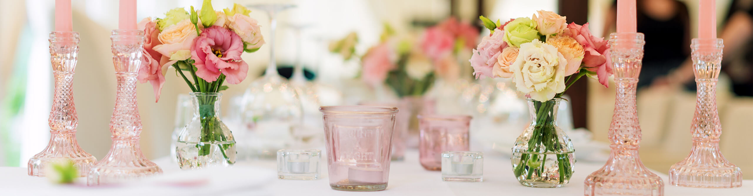 gedeckter Tisch mit Blumen und Gläsern