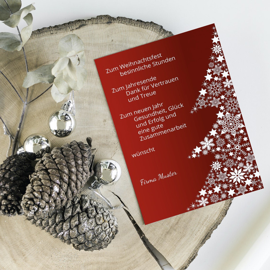 Weihnachtskarte in Rot mit Schneeflocken n Tannenbaumform