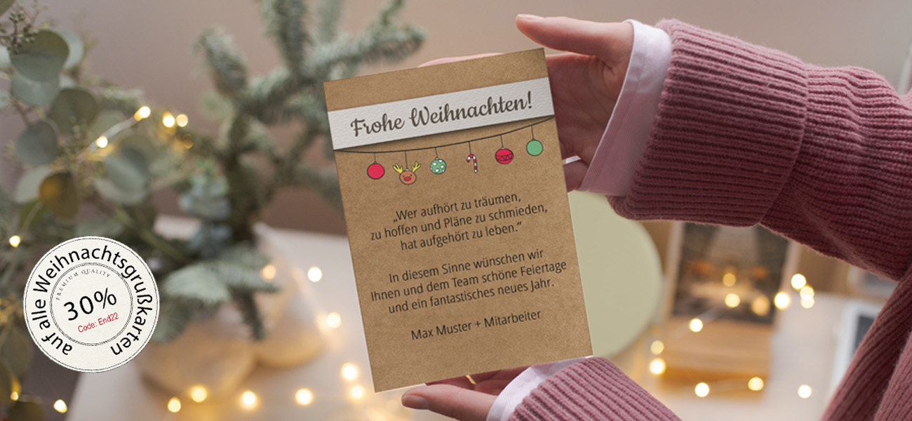 Weihnachtskarten in der Hand halten